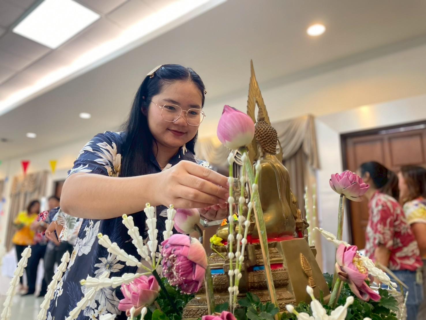 356. วันที่ 26 เมษายน 2568 สาขาการบริหารการศึกษา ได้จัดกิจกรรมรดน้ำดำหัวคณาจารย์ระดับบัณฑิตศึกษา ประจำสาขาการบริหารการศึกษา ณ ห้องประชุมครุร่มสัก 1 ชั้น 3 อาคารคณะครุศาสตร์
